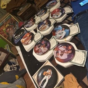 Elvis Presley plates with certificates.